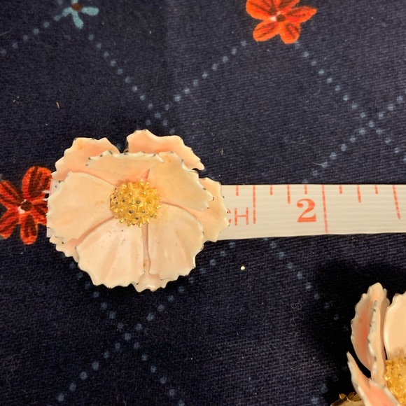 *LAST CALL Vintage Mid Century ‘50’s Enamel Flower Earrings Clip On - Picture 4 of 4
